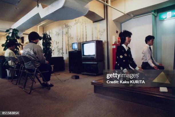 Méditation à domicile en mars 1986 à Tokyo, Japon.