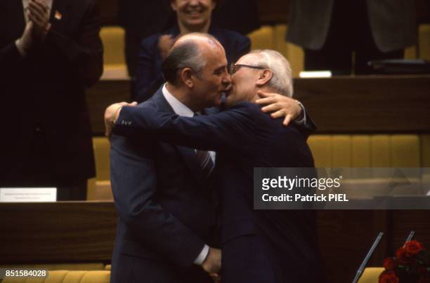 Mikhaïl Gorbatchev et Erich Honecker s'embrassant lors de la clôture du congrès du parti communiste de RDA à Berlin Est, RDA le 21 avril 1986.