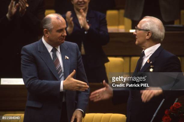 Mikhaïl Gorbatchev et Erich Honecker lors de la clôture du congrès du parti communiste de RDA à Berlin Est, RDA le 21 avril 1986.