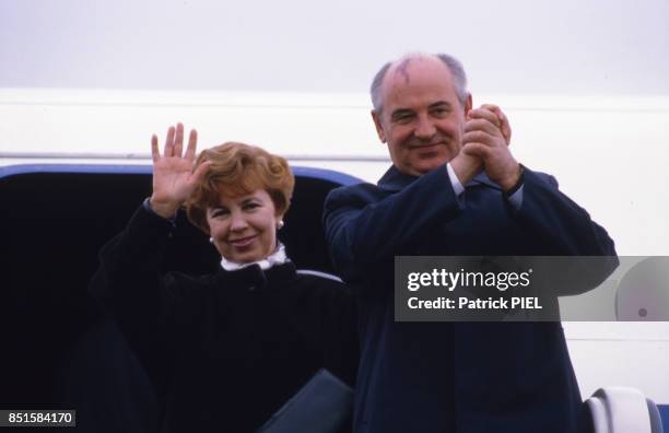 Mikhaïl Gorbatchev et de son épouse saluent avant d'entrer dans l'avion, à Berlin-Est, RDA le 22 avril 1986.