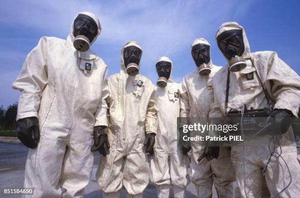 Hommes en combinaison et masque de protection en Allemagne de l'Ouest le 5 mai 1986.