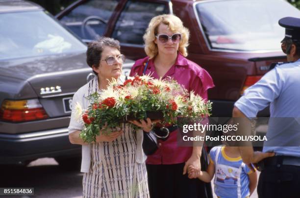 La mère de Coluche arrivant avec un bouquet de fleurs à Grasse, France le 20 juin 1986.