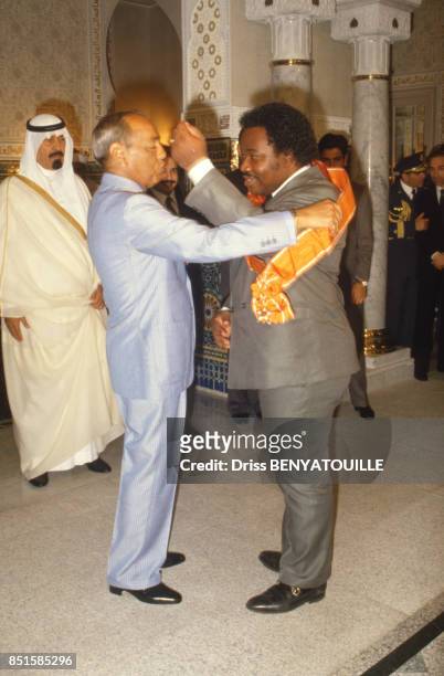 Le roi Hassan II du Maroc et le président gabonais Ali Bongo venu pour le 57e anniversaire du monarque, au Maroc le 14 juillet 1986.