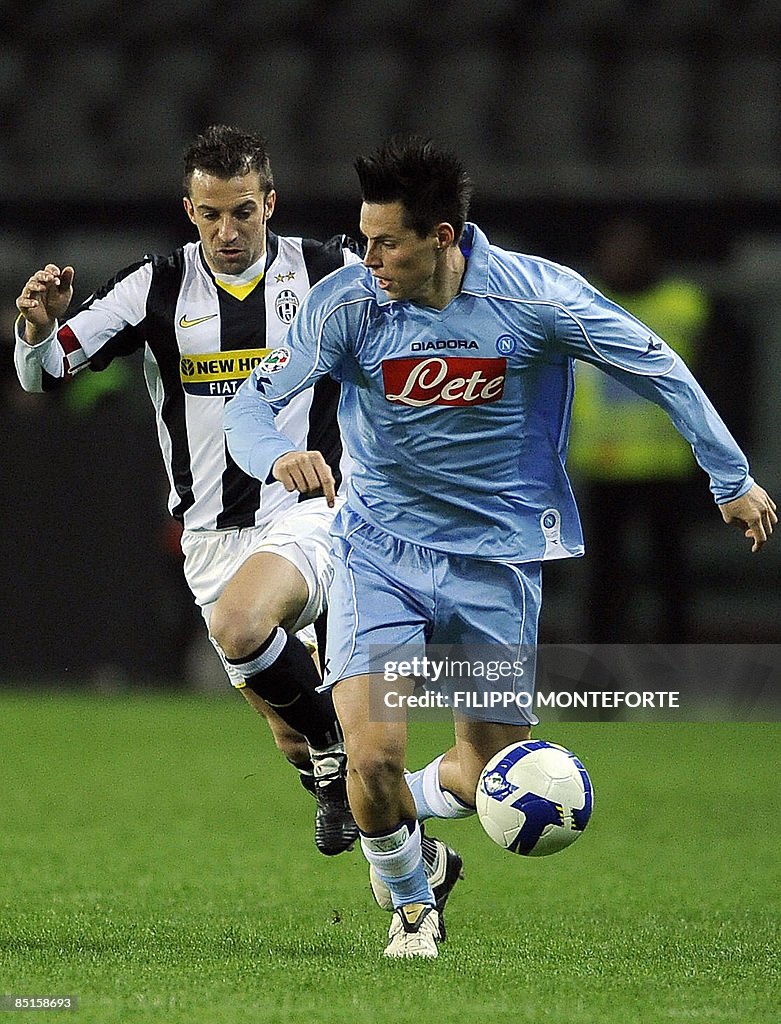 Juventus forward Alex Del Piero (L) figh