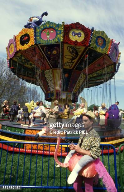 Manège dans le parc d'attractions de l'artiste André Heller en août 1987 à Hambourg, Allemagne.