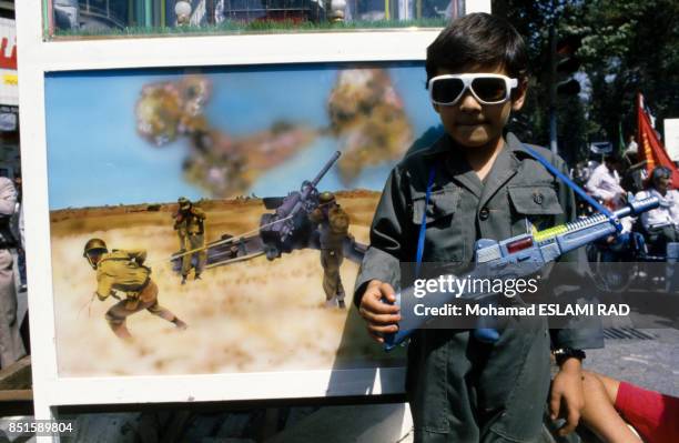 Enfant déguisé en militaire lors du départ des combattants vers le front de la guerre avec l'Irak en septembre 1987 à Téhéran, Iran.