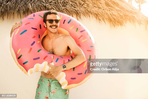 turist på stranden - donut man bildbanksfoton och bilder