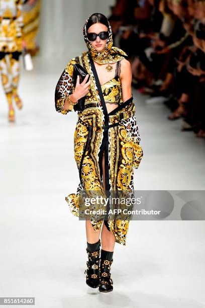 https://media.gettyimages.com/id/851614260/photo/a-model-presents-a-creation-for-fashion-house-versace-during-the-womens-spring-summer-2018.jpg?s=612x612&w=gi&k=20&c=37PC-BmnzbCpI2xy_tcKmh9UripcWimqEoK62hH9H7Q=