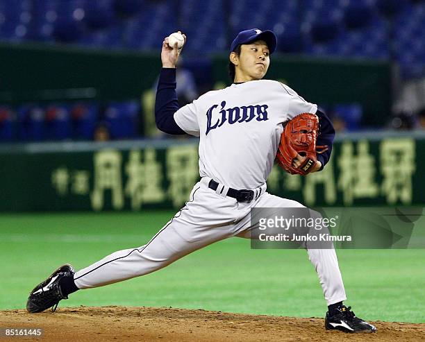 Pitcher Ryoma Nogami of Saitama Seibu Lions throws a pitch during a friendly match between China and Saitama Seibu Lions at Tokyo Dome on March 1,...