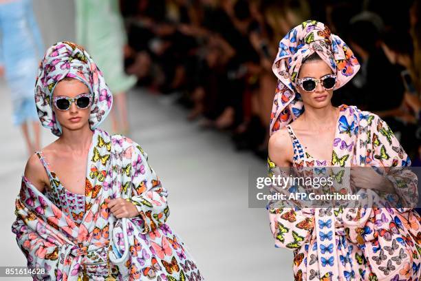 Model present creations for fashion house Versace during the Women's Spring/Summer 2018 fashion shows in Milan, on September 22, 2017. / AFP PHOTO /...