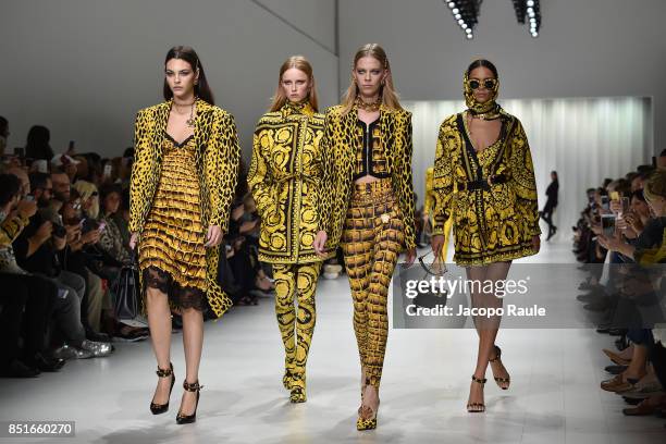 Versace Models Group Of Versace Models Photos and Premium High Res Pictures - Getty Images