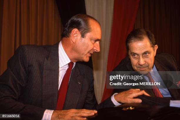 Jacques Chirac et Charles Pasqua lors d'un comité central du RPR à Paris le 19 mai 1988, France.