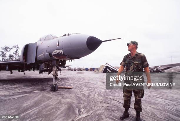 Avion militaire F-4 Phantom sur un aéroport couvert de cendre lors de l'éruption du volcan Pinatubo en août 1991 aux Philippines.