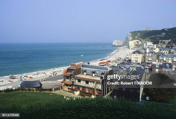 Plage et falaise à Etretat en septembre 1991, France.