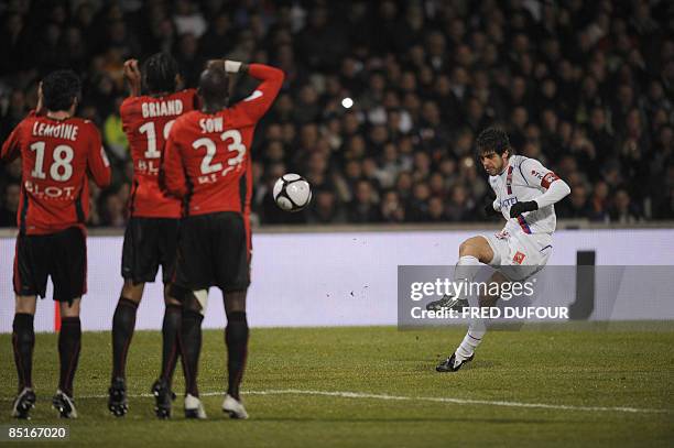 Lyon's Brazilian midfielder Juninho shoots a free kick during the French L1 football match Lyon vs. Rennes, on March 1, 2009 at the Gerland stadium...