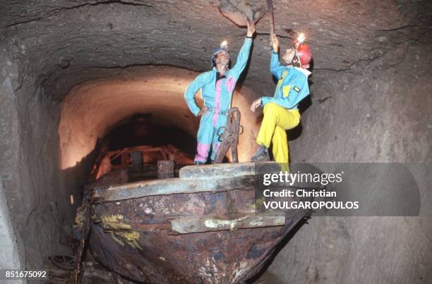 Barges japonaises dans un tunnel près de Rabaul, en Papouasie-Nouvelle-Guinée en juin 1991.