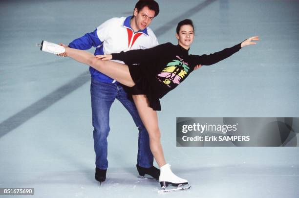 Laetitia Hubert et son entraîneur Gilles Beyer lors d'une séance d'échauffement le 5 janvier 1992 à Paris, France.