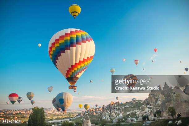 hete lucht ballon in cappadocië - cappadocië stockfoto's en -beelden