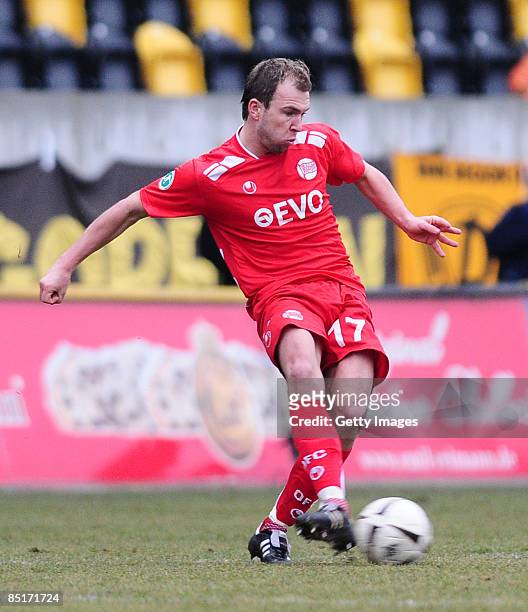 Stefan Zinnow of Kickers Offenbach in action during the 3. Liga match between Dynamo Dresden and Kickers Offenbach at the Rudolf Harbig Stadion on...
