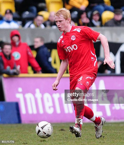 Steffen Haas of Kickers Offenbach in action during the 3. Liga match between Dynamo Dresden and Kickers Offenbach at the Rudolf Harbig Stadion on...