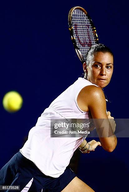 Italian tennis player Flavia Pennetta returns ball to Venus Williams during the Mexican Open Tennis 2009 on February 28, 2009 in Acapulco, Mexico.