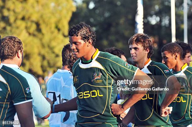 Players of South Africa's under-20 national rugby team greet their defeated Argentinean opponents after a friendly match on February 28, 2009 in La...