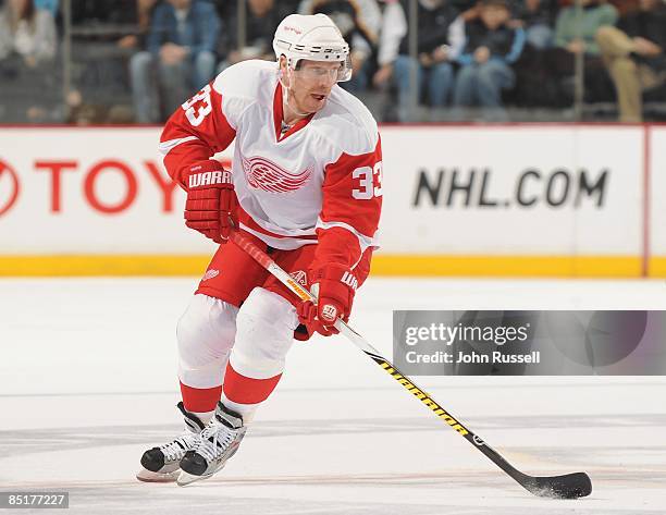 Kris Draper of the Detroit Red Wings skates against the Nashville Predators on February 28, 2009 at the Sommet Center in Nashville, Tennessee.