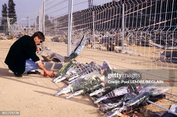 Bouquets de fleurs déposés en mémoire des 18 victimes après l'effondrement de la tribune du stade en mai 1992 à Furiani, France.