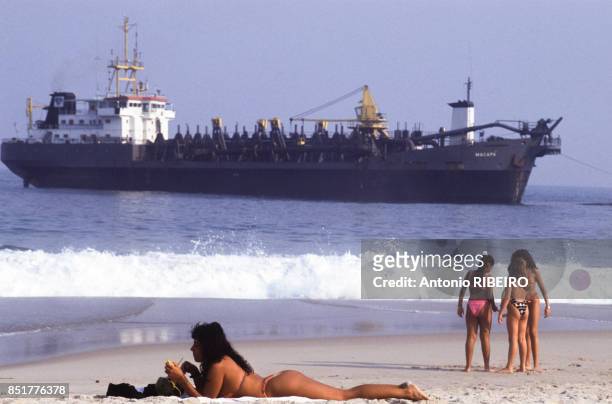 Femme en maillot de bain allongée sur la plage d'Ipanema le 5 juin 1992 à Rio de Janeiro, Brésil.