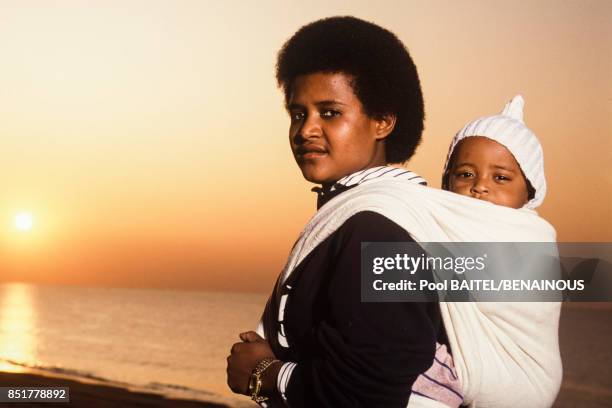 Femme falasha portant son enfant sur le dos en mai 1992 à Ashkelon, Israël.