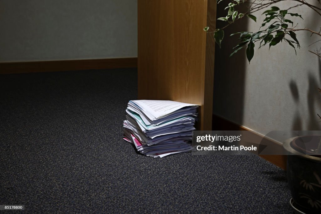 Pile Of Paperwork Being Used As A Door Stop Foto de stock - Getty Images
