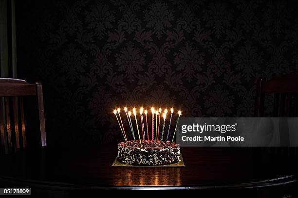 birthday cake on table in living room - vela de cumpleaños fotografías e imágenes de stock