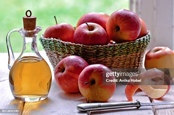 apple vinegar - vinegar stockfoto's en -beelden