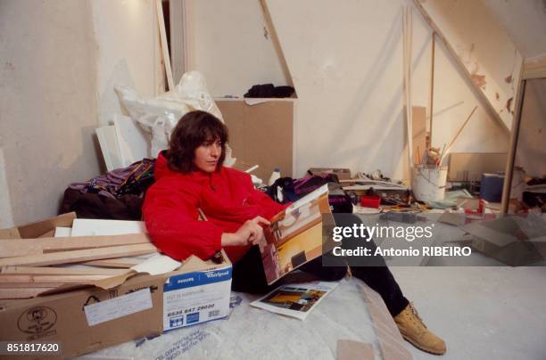 La grimpeuse et alpiniste Catherine Destivelle chez elle le 1er décembre 1992 à Paris, France.