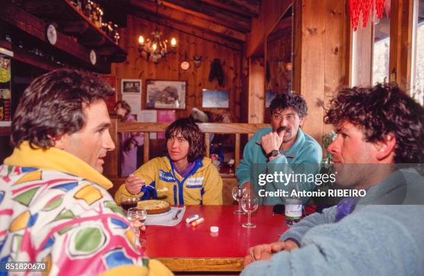 Catherine Destivelle lors d'un repas avec l'alpiniste Christophe Profit - à gauche - le 15 février 1992 à Chamonix, France.