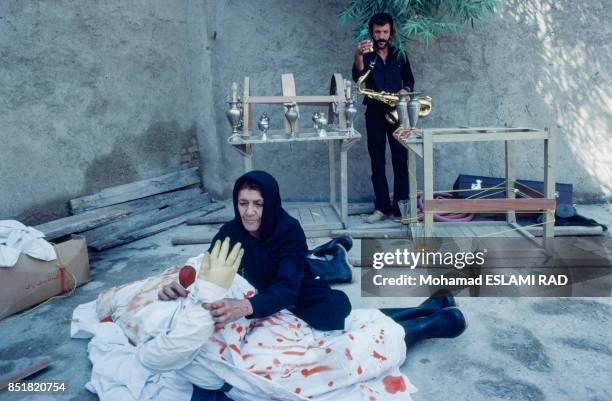 Préparation des costumes et des décors pour la pièce de théâtre sur la fête musulmane de l'Achoura en février 1993 à Téhéran, Iran.