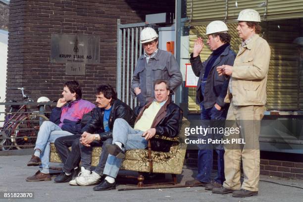 Piquet de grève lors d'un conflit social à l'aciérie Krupp en mars 1993 à Duisbourg, Allemagne.