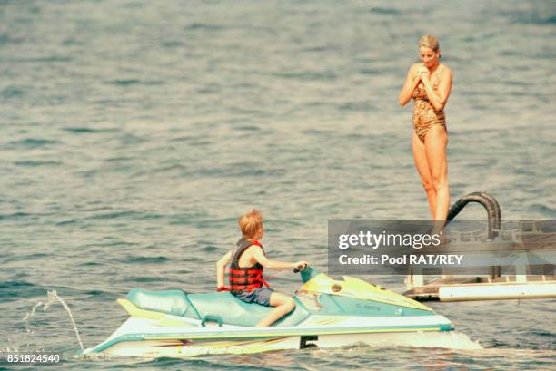 Lady Di avec son fils le prince Harry en jet-ski en vacances à Saint-Tropez en France, en juillet 1997.