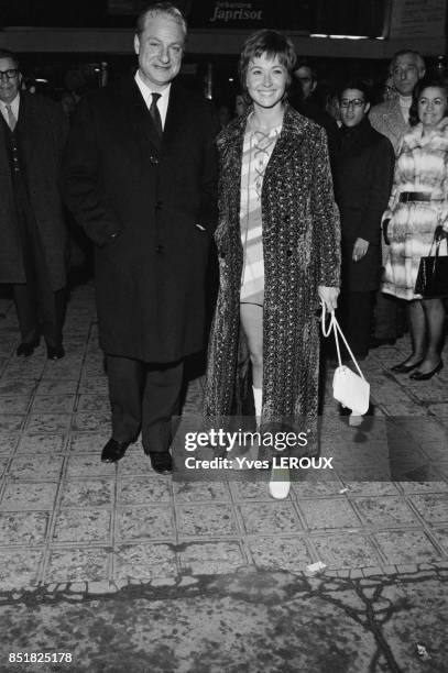 Marlène Jobert et le réalisateur René Clément lors de la première du film 'Le Passager de la pluie' le 15 janver 1970 à Paris, France.