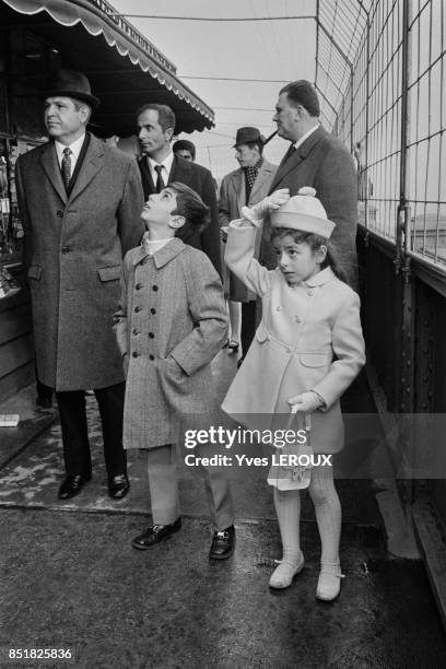 Le petit prince Reza et sa soeur la princesee Farahnaz visitent la Tour Eiffel le 13 février 1970 à Paris, France.