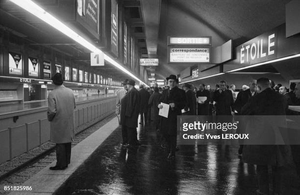 Mise en service de la section Etoile-La Défense du RER le 20 février 1970 à Paris, France.