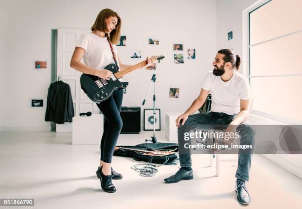 sie spielt für ihre liebe - guy loving music jazz stock-fotos und bilder