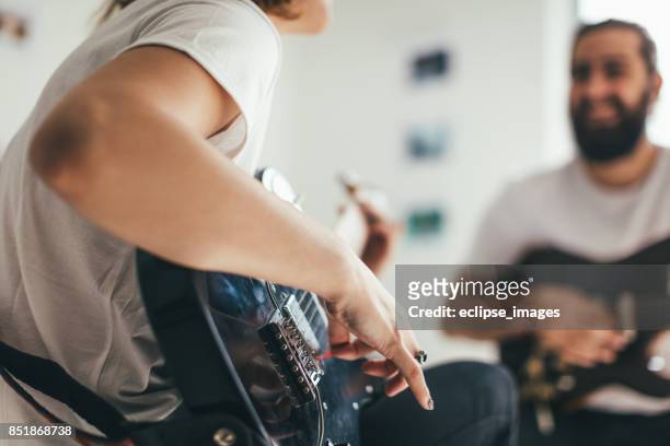 e-gitarre in den händen der jungen frau - guy loving music jazz stock-fotos und bilder