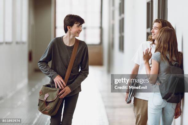 étudiants dans le couloir - sac bandoulière photos et images de collection