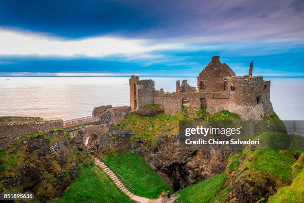 the dunluce castle - dunluce castle stockfoto's en -beelden