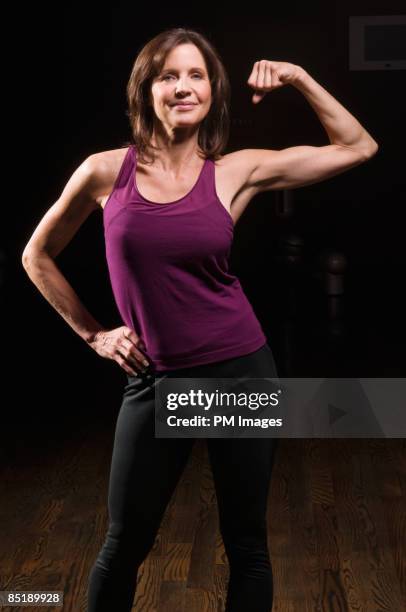 mature woman exercising - bíceps fotografías e imágenes de stock