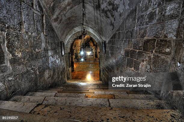 to the crypt - church of the holy sepulchre fotografías e imágenes de stock