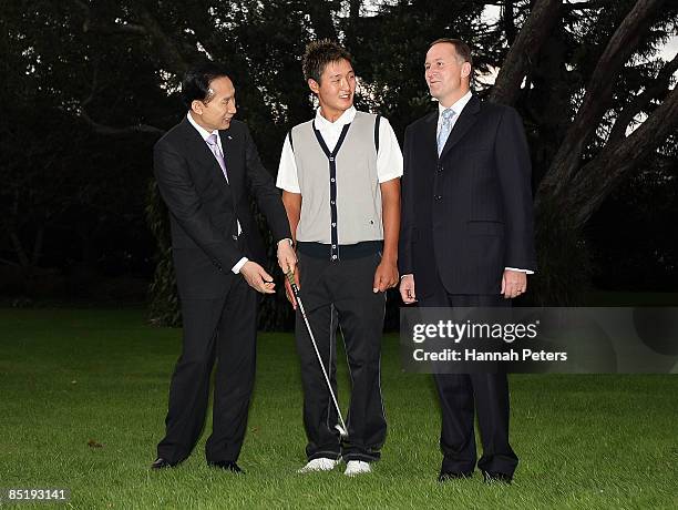 President of the Republic of Korea, Lee Myung-bak meets with Korean-born New Zealand golfer Danny Lee and New Zealand Prime Minister John Key at...