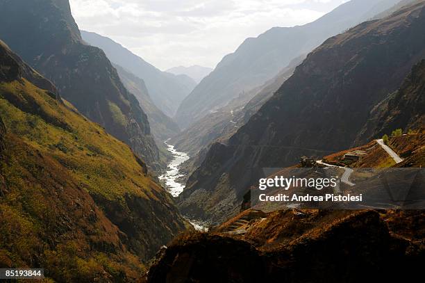 tiger leaping gorge, china - yunnan province stock pictures, royalty-free photos & images