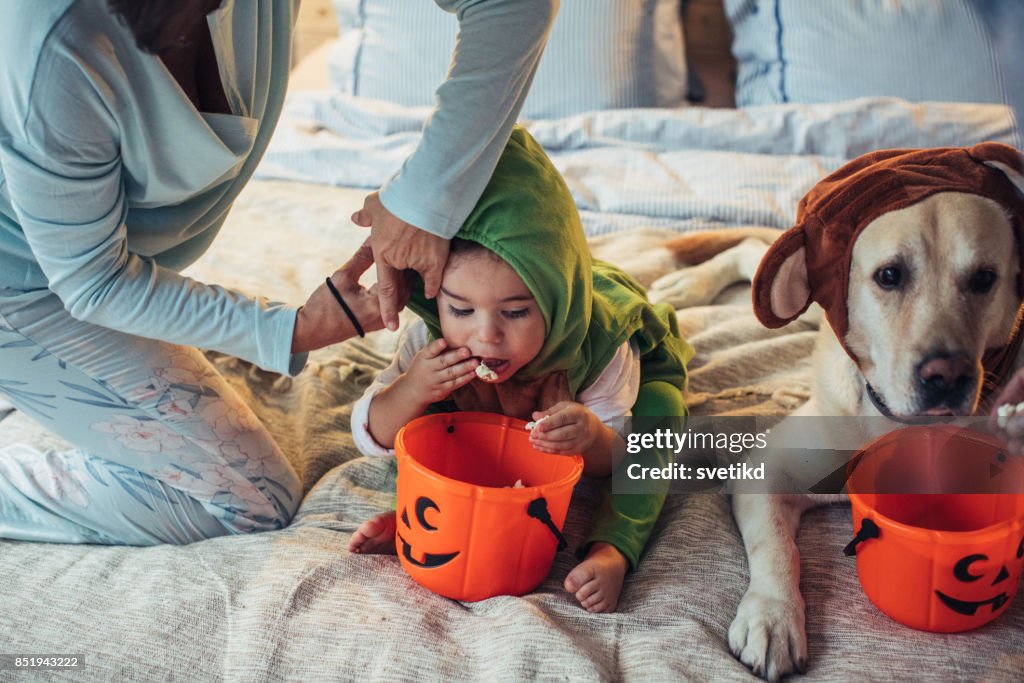 Alle Dinosaurier brauchen manchmal etwas Hilfe von Mama